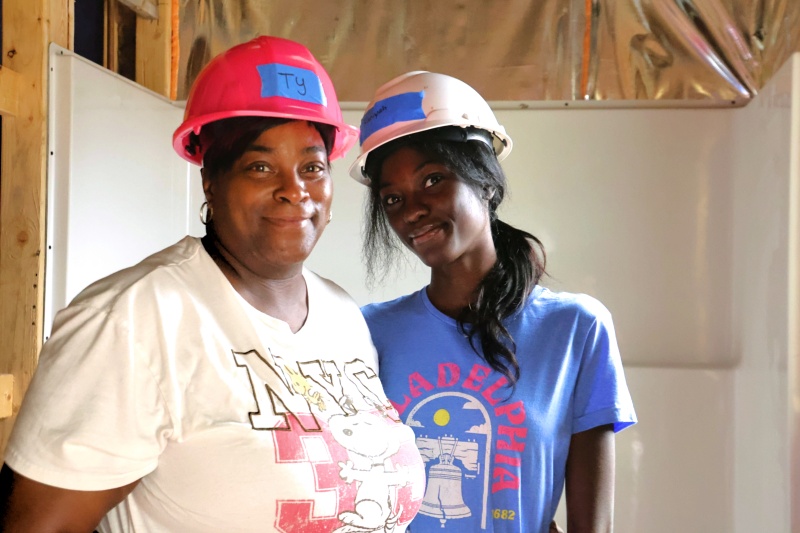 Tynisha and her daughter at the Habita construction site